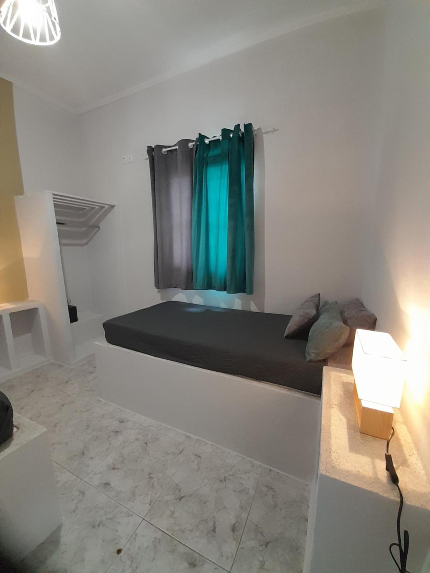 Overhill Apartments Adamas Esterno foto